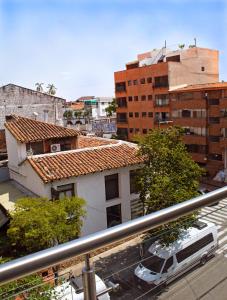 Una camioneta estacionada en un estacionamiento de una ciudad. en 402 studio apartment in El Peñon, en Cali
