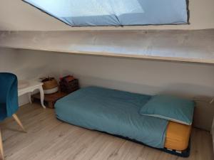 a bed in a room with two bunk beds at Ty'Château Carignan de Bordeaux B&B in Carignan
