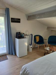 a bedroom with a bed and a table and chairs at Ty'Château Carignan de Bordeaux B&B in Carignan