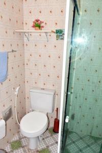 a bathroom with a toilet and a glass shower at Casa com Quarto Duplo com Banheiro Privativo in Rio de Janeiro +12 photos