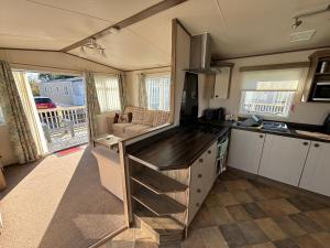 eine Küche mit einer großen Arbeitsplatte in einem Raum in der Unterkunft The Retreat 34, Central Heating, Pet friendly, WiFi - Golden Palm Resort - Meadow Lakes Caravan & Lodge Hire in Chapel Saint Leonards