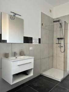 Bilik mandi di Sicily Apartment 2 - BLUE WAVES