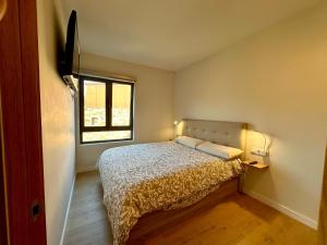 ポルト・デ・ラ・セルバにあるApartamento de Nueva Construcción en Port de la Selvaのベッドと窓のある小さな寝室