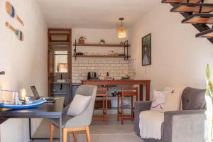 Kuchyň nebo kuchyňský kout v ubytování Nomad Palmeira Duplex com Hidromassagem privativa