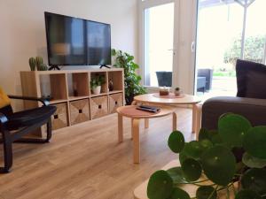 TV a/nebo společenská místnost v ubytování Kalee