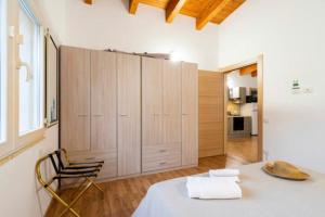 a room with a table and a large cabinet at Casale Carolea in Sarrotino