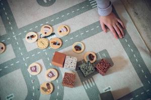 a person is pointing at a group of boxes on the floor at F I E R Huisje in Eersel