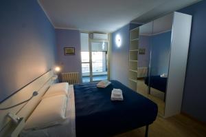 a small bedroom with a bed and a mirror at H2ome - Il Cembalo vista baia e città balcone o terrazzo parcheggio su richiesta in Genova