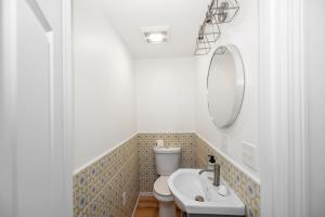 Ένα μπάνιο στο Bright & Cozy 3BR Home by Pine Point Beach +17 φωτογραφίες