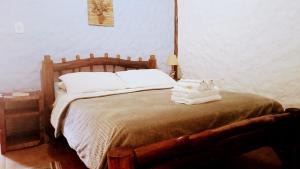 Letto o letti in una camera di Vale do Piemonte - Chalé com hidromassagem -