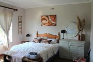 Postel nebo postele na pokoji v ubytování Crossroads guesthouse