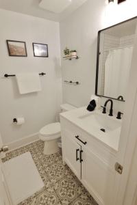 Koupelna v ubytování Kilbourne Cottage in Mount Pleasant + 7 fotografií