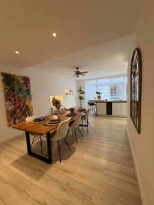 een eetkamer en keuken met een tafel en stoelen bij L'Odyssée au centre-ville in Duinkerke