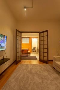 uma sala de estar com uma porta de correr e uma mesa em 2 dorm em um prédio charmoso da decada de 1950 em São Paulo