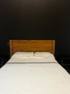 ベロオリゾンテにあるRaja Flatのベッド(白いシーツ、木製ヘッドボード付) +33枚の写真