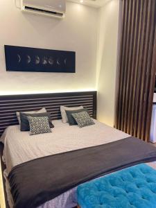 Postel nebo postele na pokoji v ubytování Dragon Nest SPA Concept