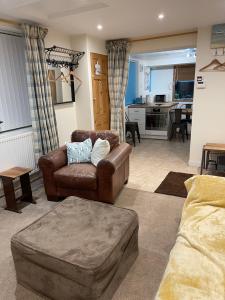 ein Wohnzimmer mit 2 Sofas und einer Küche in der Unterkunft Hope Corner in Filey