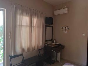 a bathroom with a desk and a mirror and a sink at GIOTAS Apartments 2 in Chorto