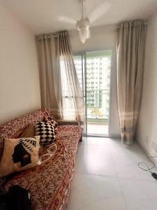 Een bed of bedden in een kamer bij Apartamento de 2 quartos, com piscina e há 10 km de copacabana