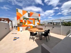 Een balkon of terras bij Apartamento de 2 quartos, com piscina e há 10 km de copacabana