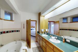 Ένα μπάνιο στο White Water Pines +28 φωτογραφίες