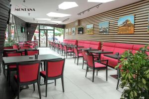 a row of tables and chairs in a restaurant at Hotel Montana in Vişeu de Sus