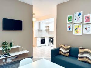 a living room with a blue couch and a tv at Dream Apartment Céntrico in Tarragona