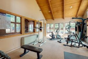 ein Fitnessraum mit drei Laufbändern und Laufhilfen in der Unterkunft Khunu-Wasi White Mountain Hideaway in Pinetop-Lakeside