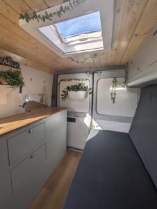 厄尔梅达诺Campervans的享有rv内部景致,设有天窗 更多37张照片