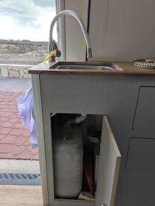 Campervans的厨房或小厨房