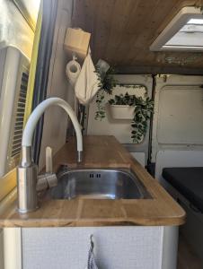 Campervans的厨房或小厨房