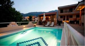 una piscina frente a una casa en Apartments Giota, en Chrysi Ammoudia