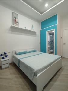 Un dormitorio con una cama grande con detalles en azul. en Stanza centrale, en Nápoles