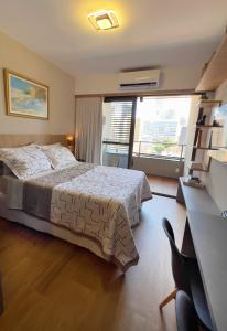 Un dormitorio con una cama y una ventana grande. en Turismo & Business ! Piscina com vista mar, rooftop, academia e praia, en Salvador 24 fotos más