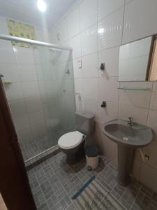 un bagno con un water e un lavandino di Casa em São Miguel dos milagres rota dos milagres a São Miguel dos Milagres