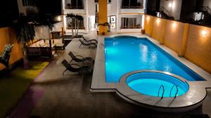 a swimming pool in the middle of a building at Monaco Chicama Beach in Puerto Chicama