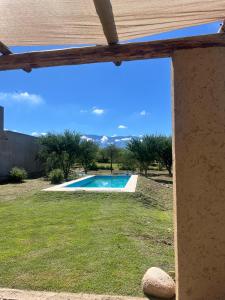 une vue d'une piscine à travers une fenêtre dans l'établissement Casa Las Breas del Champaquí, à Las Tapias 8 autres photos
