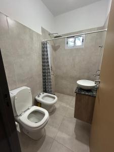 une salle de bains avec toilettes et lavabo dans l'établissement Casa Las Breas del Champaquí, à Las Tapias