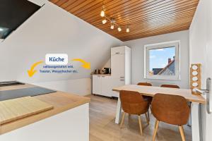 ノイシュタット・アン・デア・ヴァインシュトラーセにあるBRAVURA - modern - bis zu 6 - Nähe Hambacher Schlossの木製の天井のキッチン&ダイニングルーム +25枚の写真