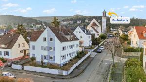 ノイシュタット・アン・デア・ヴァインシュトラーセにあるBRAVURA - modern - bis zu 6 - Nähe Hambacher Schlossの時計塔のある町の空中風景