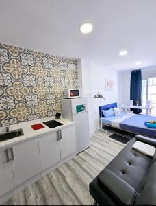 a living room with a couch and a bed at Apartamento Metro Manises y Aeropuerto in Manises