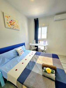 a bedroom with a bed and a table in it at Apartamento Metro Manises y Aeropuerto in Manises