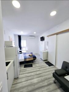 a room with a kitchen and a living room at Apartamento Metro Manises y Aeropuerto in Manises