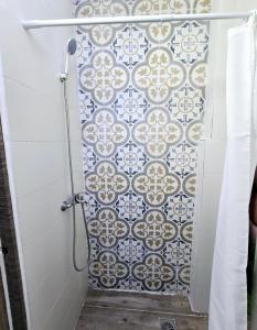 a bathroom with a shower with a tile wall at Apartamento Metro Manises y Aeropuerto in Manises