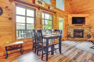 TV a/nebo společenská místnost v ubytování 2-Tier Deck and Hot Tub Quiet Sevierville Cabin