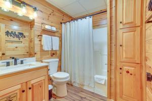 Koupelna v ubytování 2-Tier Deck and Hot Tub Quiet Sevierville Cabin + 27 fotografií