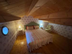 a bedroom with a bed and a window in a attic at Scrigno di Buranco in Monterosso al Mare