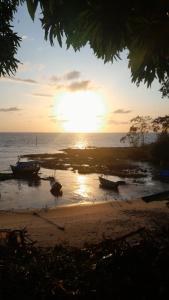 a group of boats on the beach at sunset at Paraíso de Deus in Colares