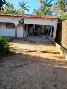 a small white house with a courtyard at Paraíso de Deus in Colares