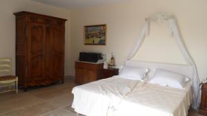 Un dormitorio con una cama blanca con dosel. en Villa Carpe Diem, en Le Lavandou